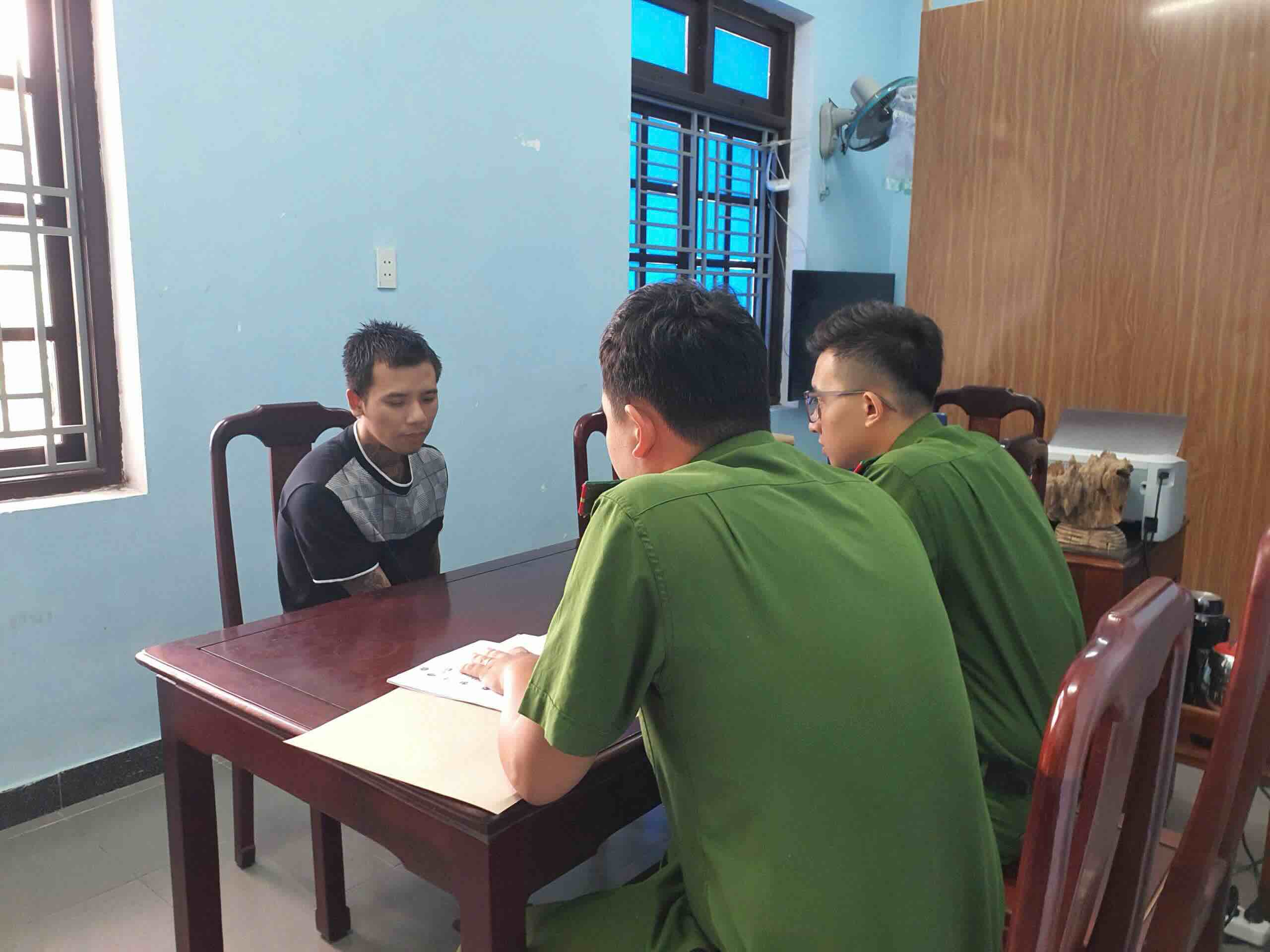 Công an làm việc với người lừa tiền từ thiện. Ảnh: Trần Hồng.