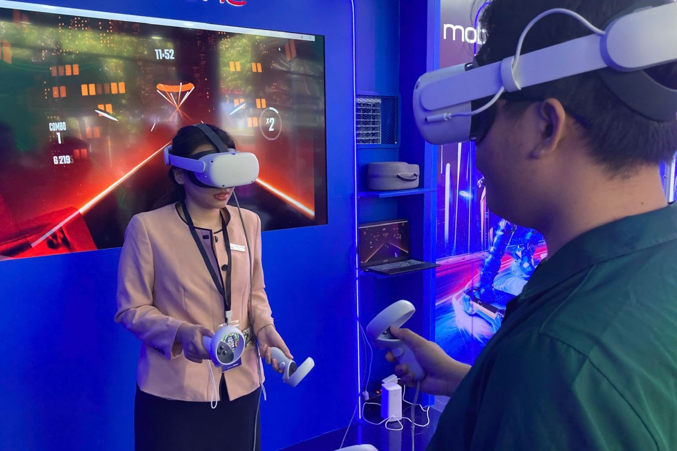 Turistas experimentan la tecnologia VR360 en Yen Tu Quang Ninh. Foto: Doan Hung