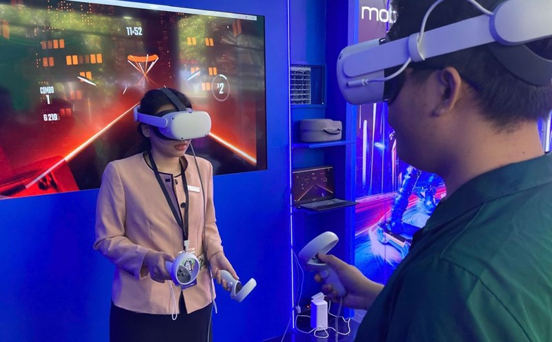 Tourists experience VR360 technology in Yen Tu, Quang Ninh. Photo: Doan Hung