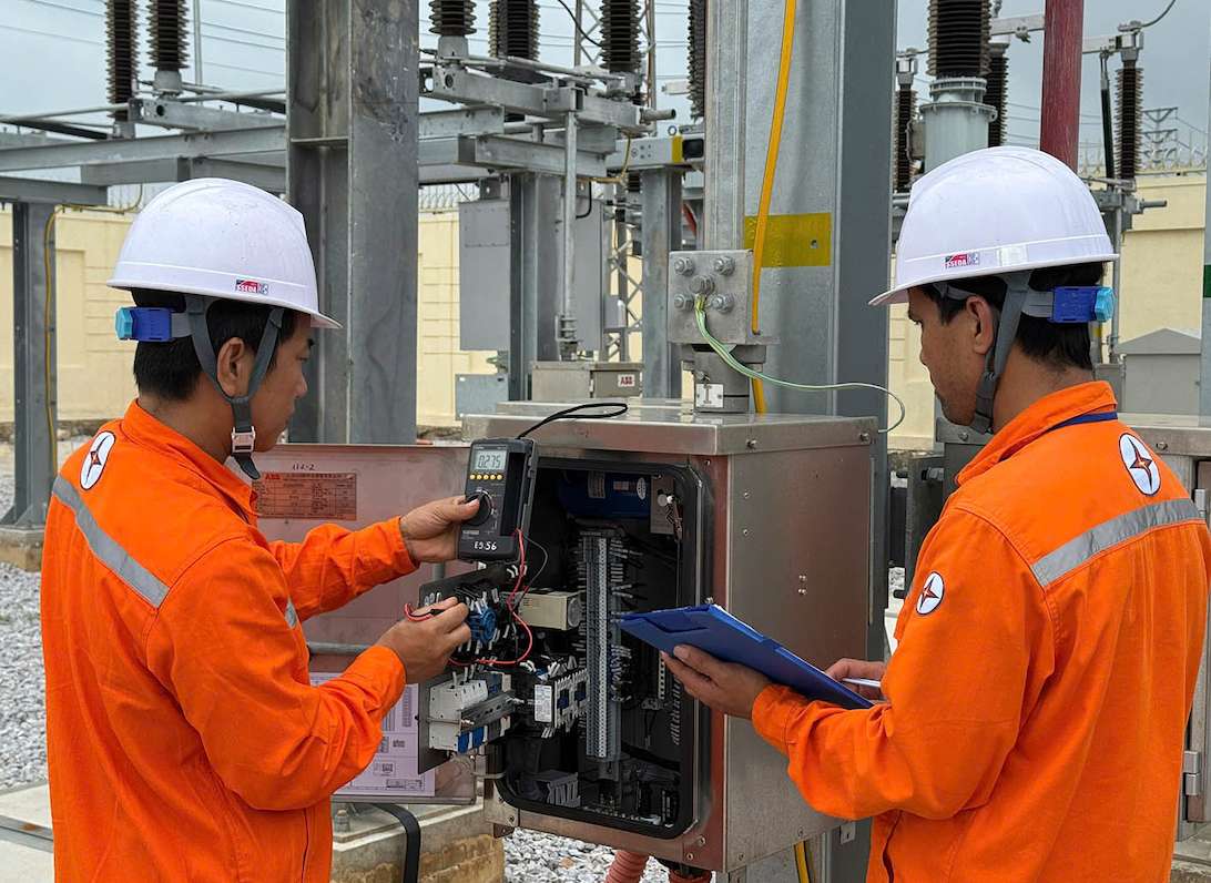 According to experts, only the reasonable cost is allocated to the electricity price instead of the entire loss of EVN. Photo: EVN