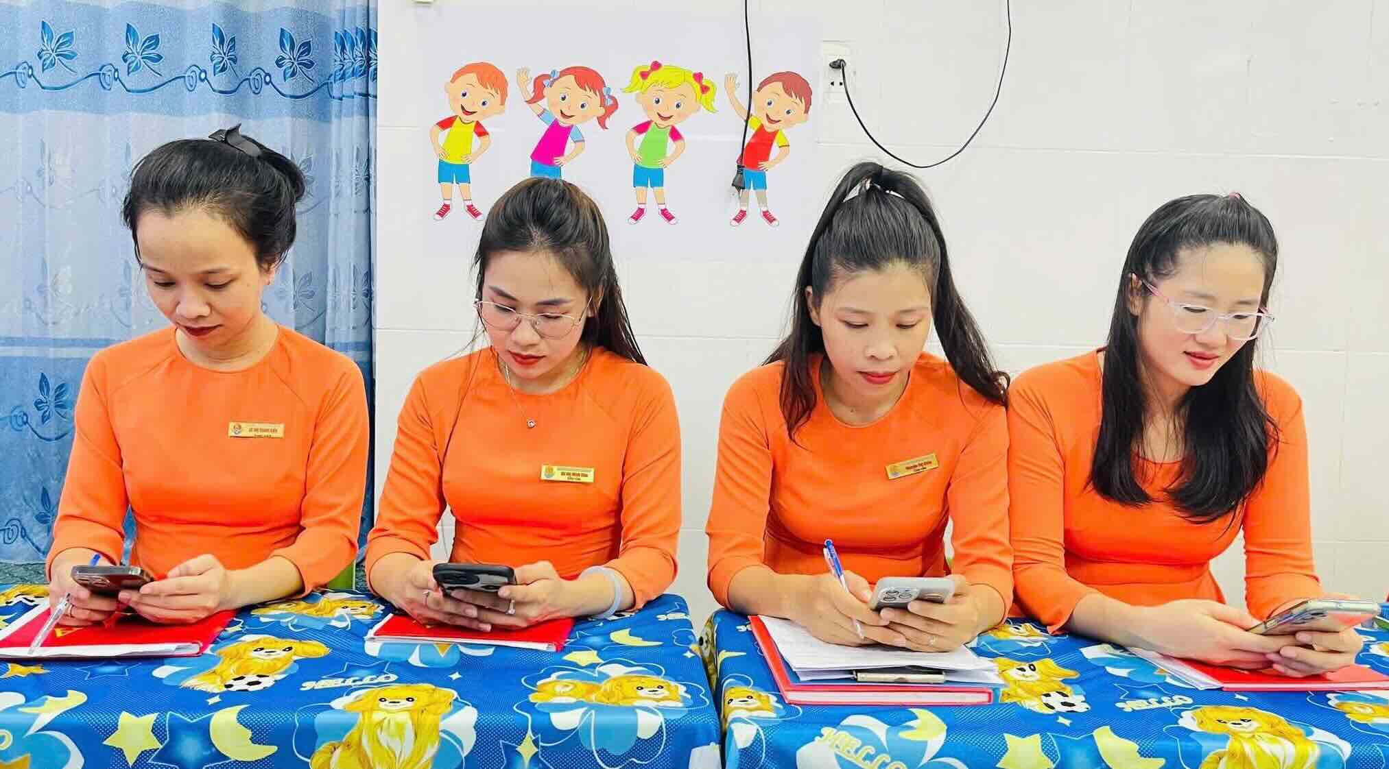 Les membres du syndicat de base de l'ecole maternelle Son Ca participent au concours en ligne 'Conjoints employes et travailleurs se renseignent sur la loi sur les syndicats et la loi sur l'assurance sociale'. Photo : Syndicat de Quang Tri
