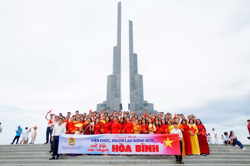 동반 걷기 프로그램은 'MITC 공무원-노동자 - 평화 이야기 이어가기'라는 주제로 많은 교수진과 학교 직원이 참여합니다. 사진: 보 응아