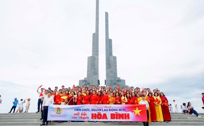 The walking program with the theme "license officers and employees of MITC - Continuing the story of peace" has the participation of many lecturers and staff of the school. Photo: Vo Nga