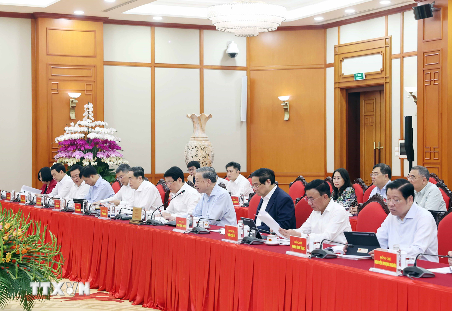 Tong Bi thu To Lam chu tri cuoc lam viec cua Bo Chinh tri voi Ban Thuong vu Dang uy Cong an Trung uong. Anh: TTXVN