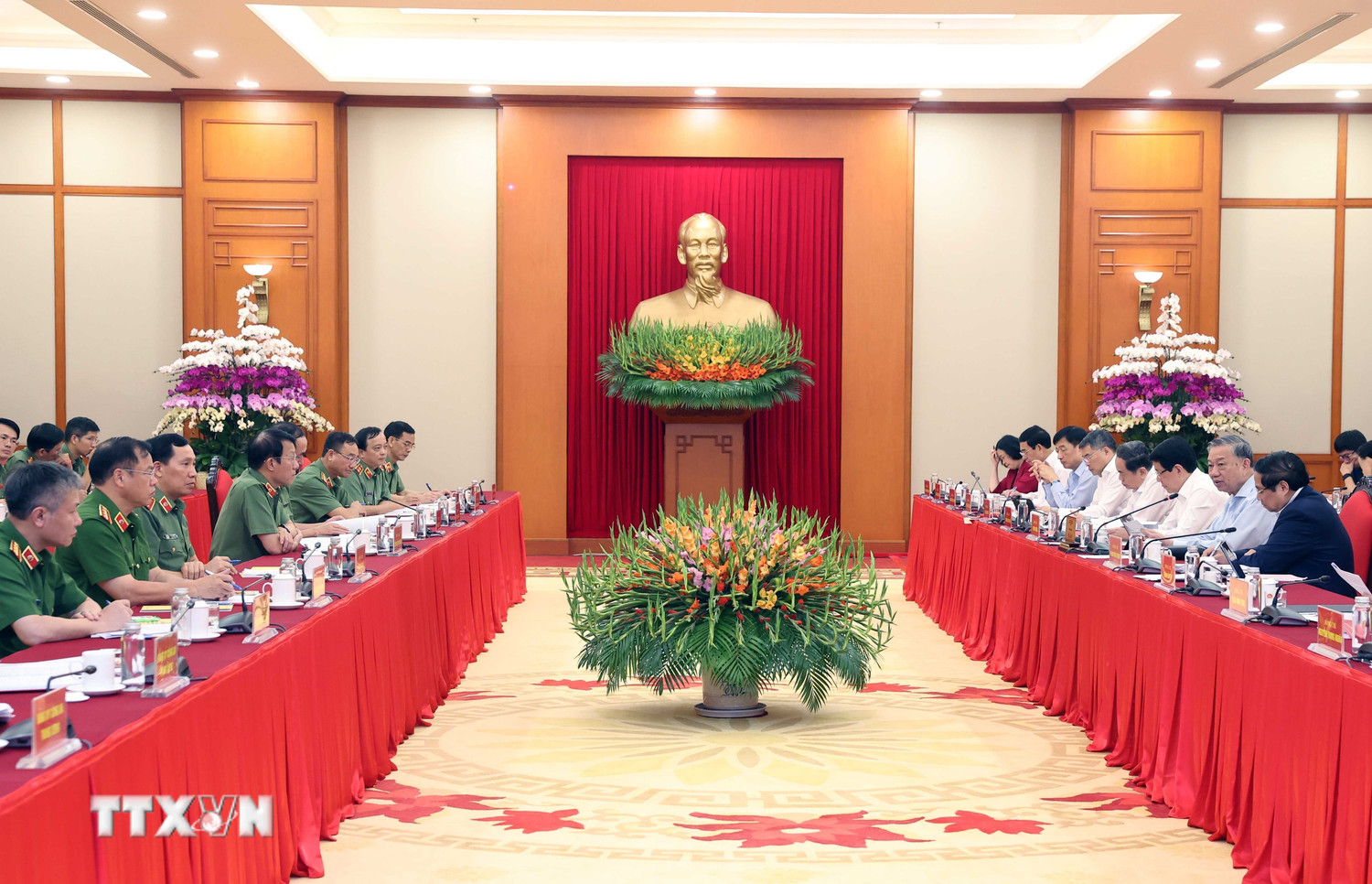 Tong Bi thu To Lam chu tri cuoc lam viec cua Bo Chinh tri voi Ban Thuong vu Dang uy Cong an Trung uong. Anh: TTXVN