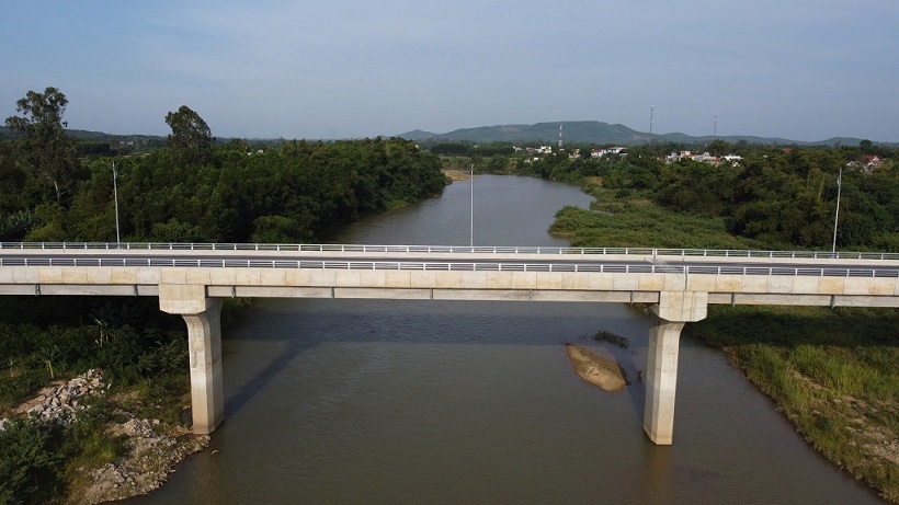 Tu khi co cau Thach An, viec di lai, giao thuong hang hoa cua nguoi dan 2 ben bo song Tra Bong duoc thuan loi. Anh: Vien Nguyen