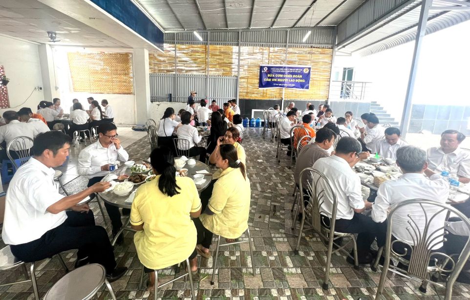 Cong ty Dien luc thanh pho Can Tho (Co so 3) to chuc bua com Cong doan. Anh: PCTC