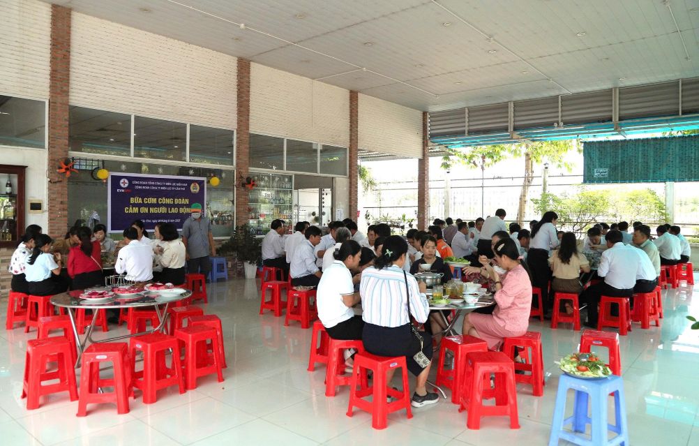 Cong ty Dien luc thanh pho Can Tho (Co so 1) to chuc bua com Cong doan. Anh: PCCT