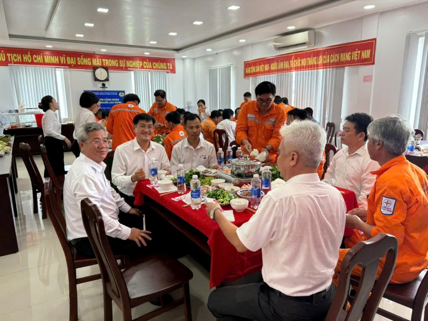 Doi Quan ly dien Cu Lao Dung to chuc Bua com cong doan. Anh: PCCT