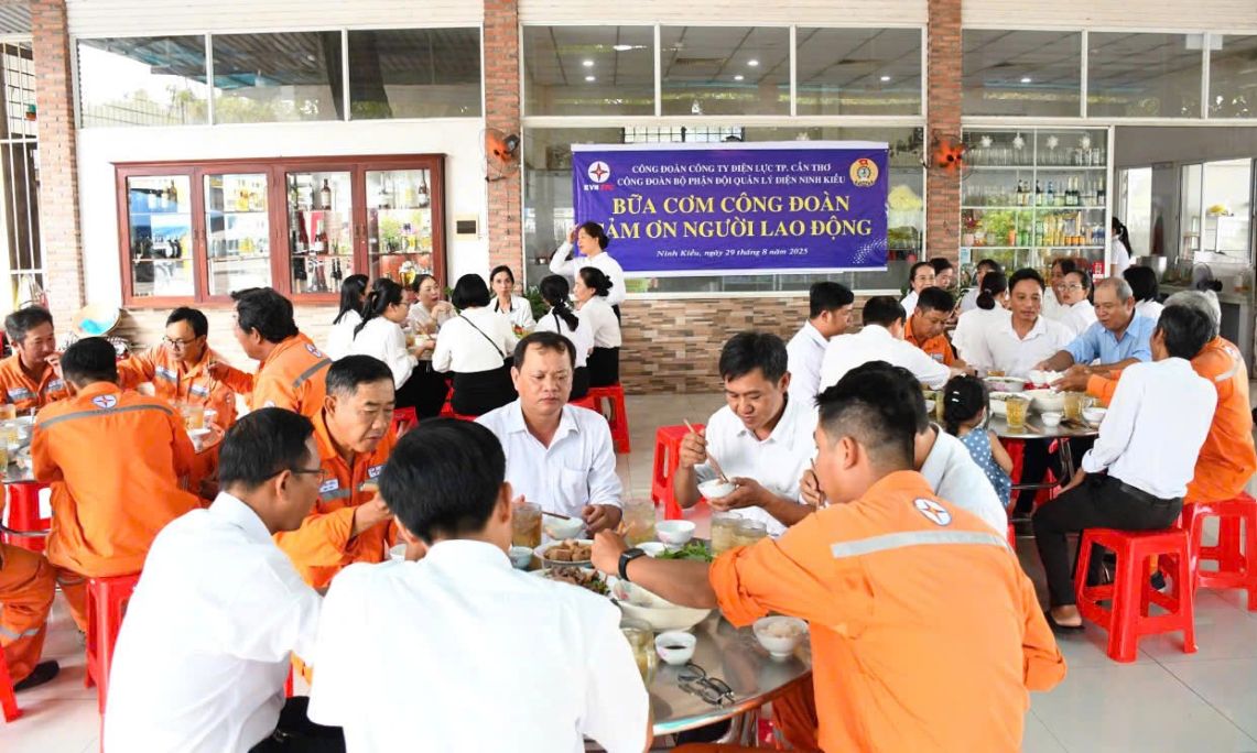 Doi Quan ly dien Ninh Kieu to chuc Bua com cong doan. Anh: PCCT