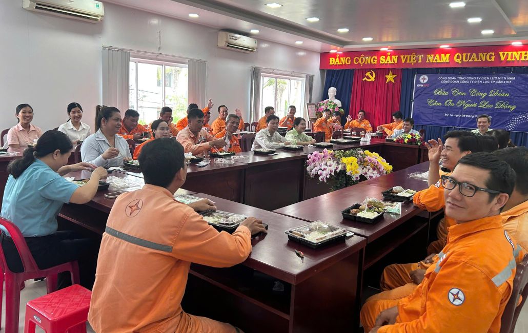 Doi Quan ly dien My Tu to chuc Bua com Cong doan. Anh: PCCT