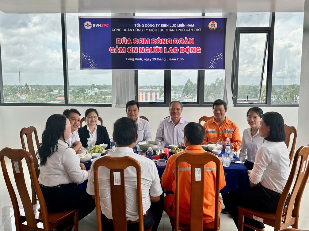 Doi Quan ly dien Thot Not to chuc Bua com cong doan. Anh: PCCT