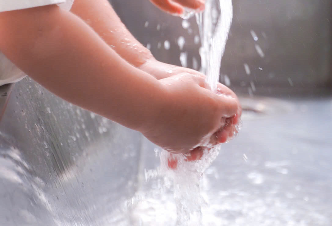 Parents should teach children to practice personal hygiene habits early. Photo: Ta Quang
