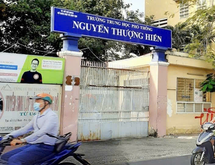 Mr. Nguyen Duc Chinh - Principal of Tran Phu High School received the position of Principal of Nguyen Thuong Hien High School. Photo: Tung Tran