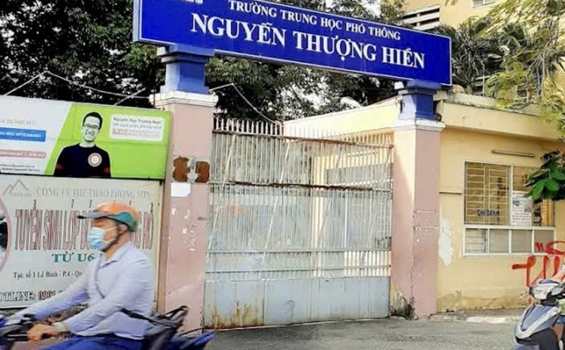 Mr. Nguyen Duc Chinh - Principal of Tran Phu High School received the position of Principal of Nguyen Thuong Hien High School. Photo: Tung Tran
