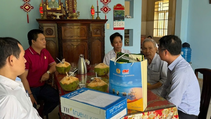 비엣소브페트로 노동조합은 어려운 환경에 처한 조합원 가족과 노동자를 방문하여 선물을 증정합니다. 사진: 히엔 칸