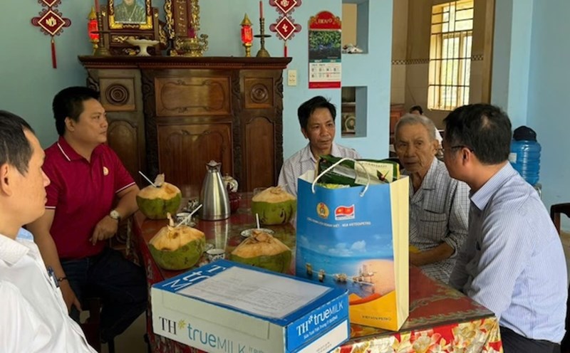 Vietsovpetro Trade Union visited and presented gifts to families of union members and workers in difficult circumstances. Photo: Hien Khanh