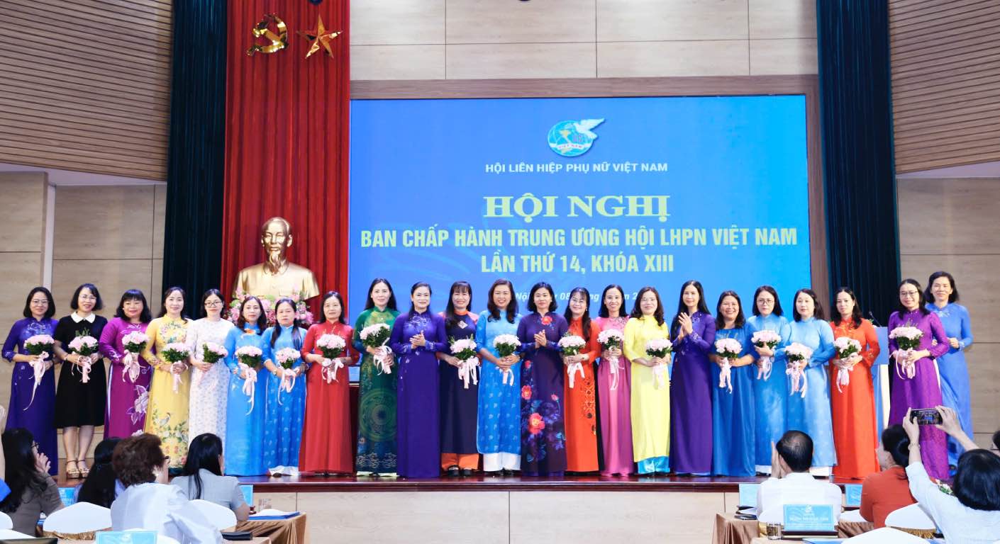 Los lideres de la Asociacion de Mujeres de Vietnam felicitan a los miembros nombrados adicionales para el Comite Ejecutivo del Comite Central de la Asociacion de Mujeres de Vietnam XIII mandato 2022-2027. Foto: Thu Ha