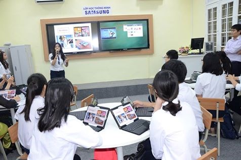 一般教育機関および公立正規教育機関における英語での教育と学習を組織するための授業料徴収は、正確性、十分性、徴収、補助、および学習者の合意の原則に従って実施されます。写真:Huyen Nguyen