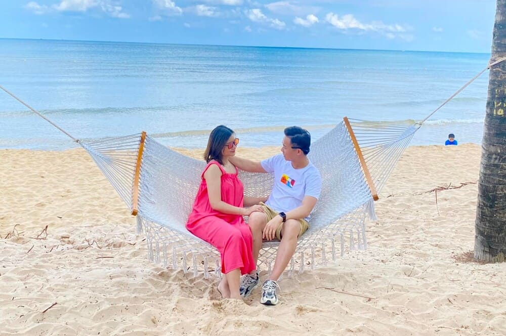 Giving proper compliments is the secret to maintaining a happy marriage for couples. Photo: Huu Tu