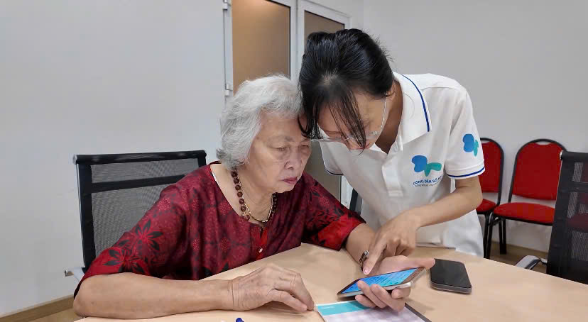 La classe speciale sur la technologie pour les personnes agees a Ho Chi Minh-Ville