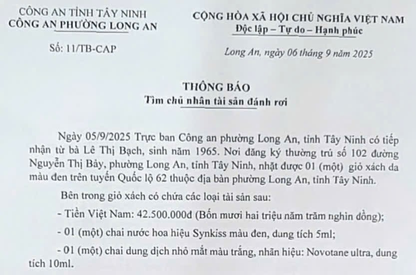 Long An Ward Police announced the search for the owner of the handbag picked up by people on National Highway 62. Photo: Provided by the police
