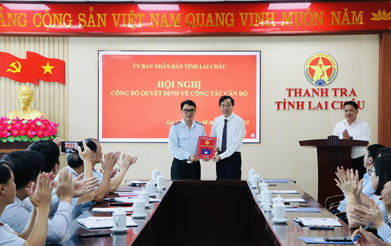 Chu tich UBND tinh Le Van Luong trao Quyet dinh cho ong Pham Van Hung. Anh: Cong thong tin dien tu Lai Chau