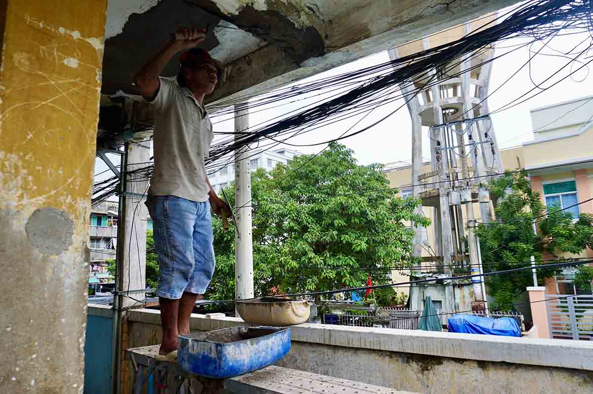 Nguoi dan tram cac mang tuong bi bong troc tai chung cu Pham The Hien. Anh: Nhu Quynh