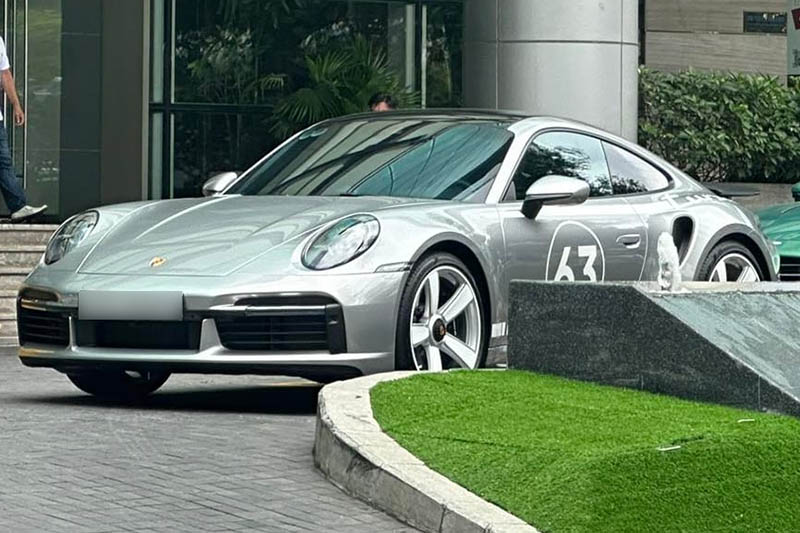 ポルシェ911トランスミッション50周年が、ホーチミン市の路上で走行中にオーナーによって注目を集めました。写真:Phong Diep