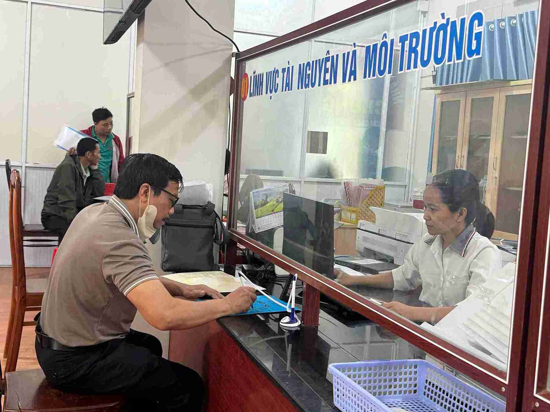 Les autorites competentes de la province de Dak Lak traiteront severement les fonctionnaires qui negligent leurs responsabilites et causent des desagrements a la population. Photo : Bao Trung