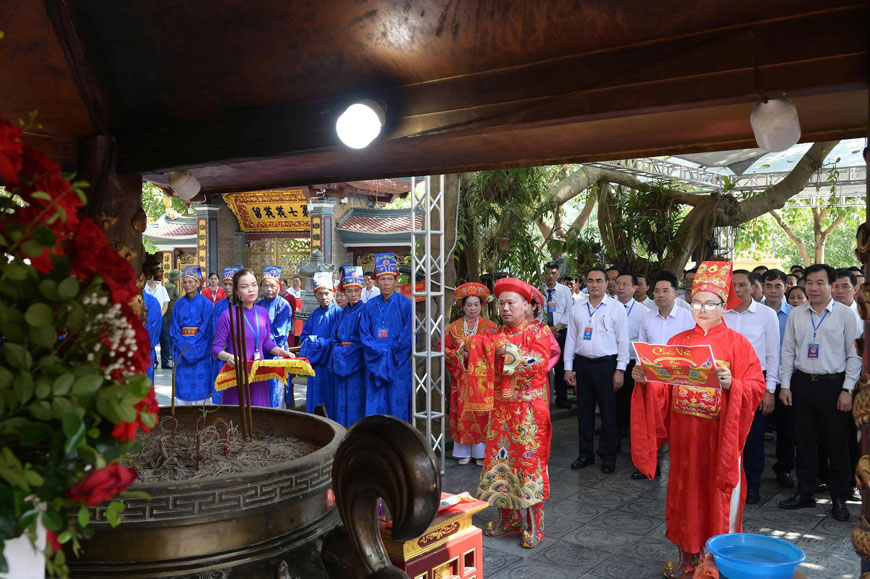 Các đại biểu và du khách tổ chức các nghi lễ, dâng hương tại di tích đền Bảo Hà. Ảnh: Đinh Đại