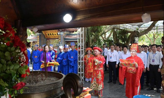 Các đại biểu và du khách tổ chức các nghi lễ, dâng hương tại di tích đền Bảo Hà. Ảnh: Đinh Đại