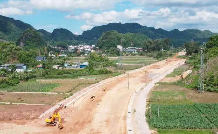 The Moc Chau urban - inner-city main road project is behind schedule due to land clearance problems. Photo: Truong Son