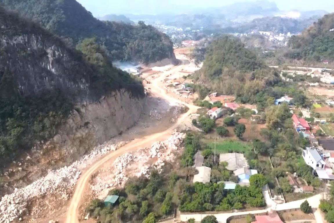 Khoang 600 ho dan bi anh huong den viec thu hoi dat, giai phong mat bang thuc hien du an. Anh: Truong Son