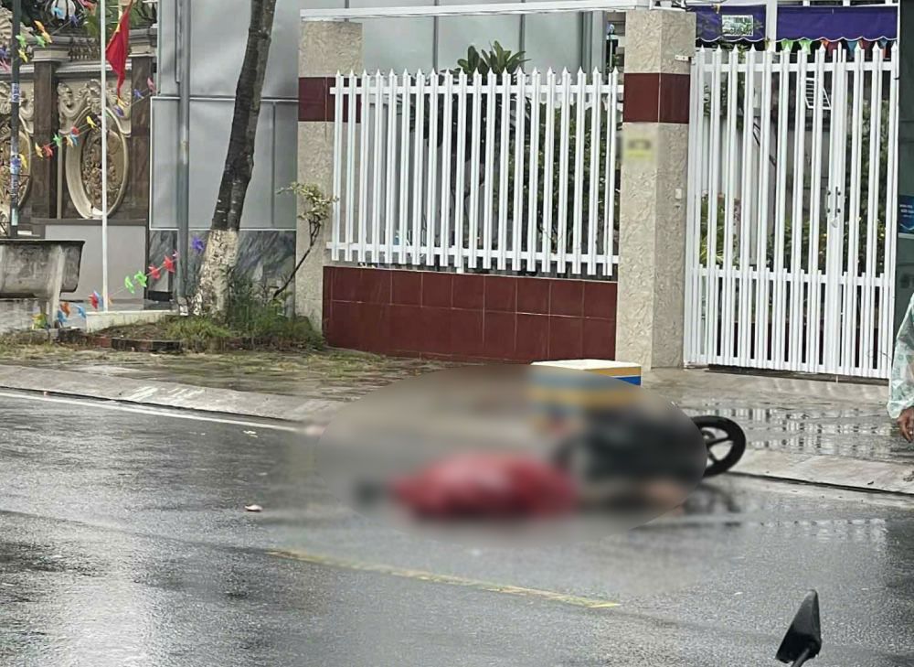 Un accident de la route entre un camion et une moto a fait 1 mort sur le coup. Photo : Phuong Vu