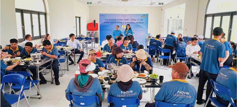 Le syndicat de base de la succursale de Phan Thiet - Nova Hotels & Resort World organise l'anniversaire des membres du syndicat avec le repas du syndicat. Photo : Lam Duc