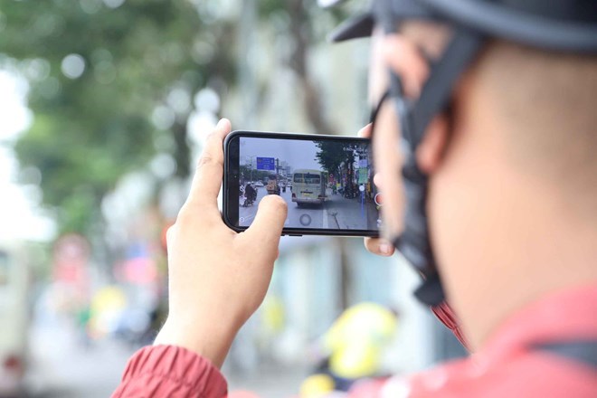 公安省の草案によると、交通違反動画はいくつかの要件を満たす必要があります。写真:トー・テー