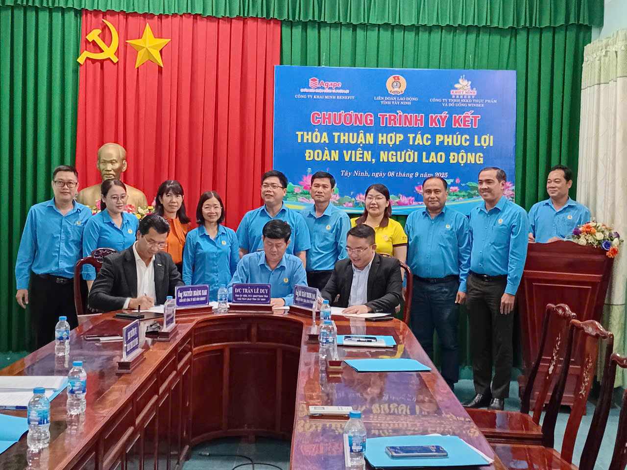 The parties signed a cooperation agreement on welfare for union members and workers. Photo: Ky Quan