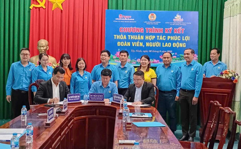 The parties signed a cooperation agreement on welfare for union members and workers. Photo: Ky Quan