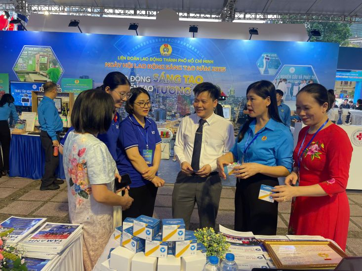 Le groupe d'auteurs presente le produit sur le stand d'exposition de la Journee du travail creatif 2025. Photo : Personnage fourni