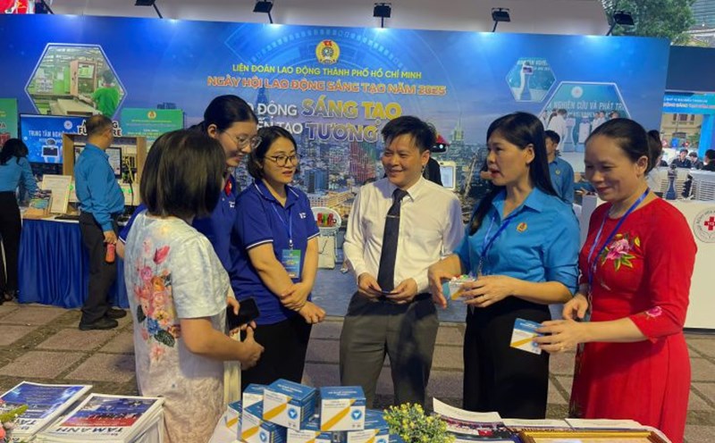 A group of authors introduced products at the booth of the 2025 Creative Labor Festival. Photo: Character provided