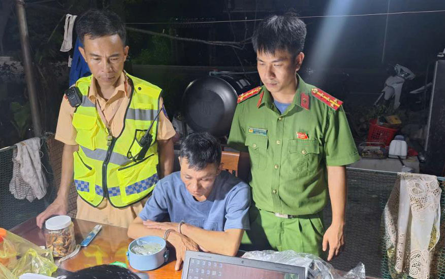 피의자 Ngoc은 마약 소지 혐의로 체포되었습니다. 사진: 하띤 공안