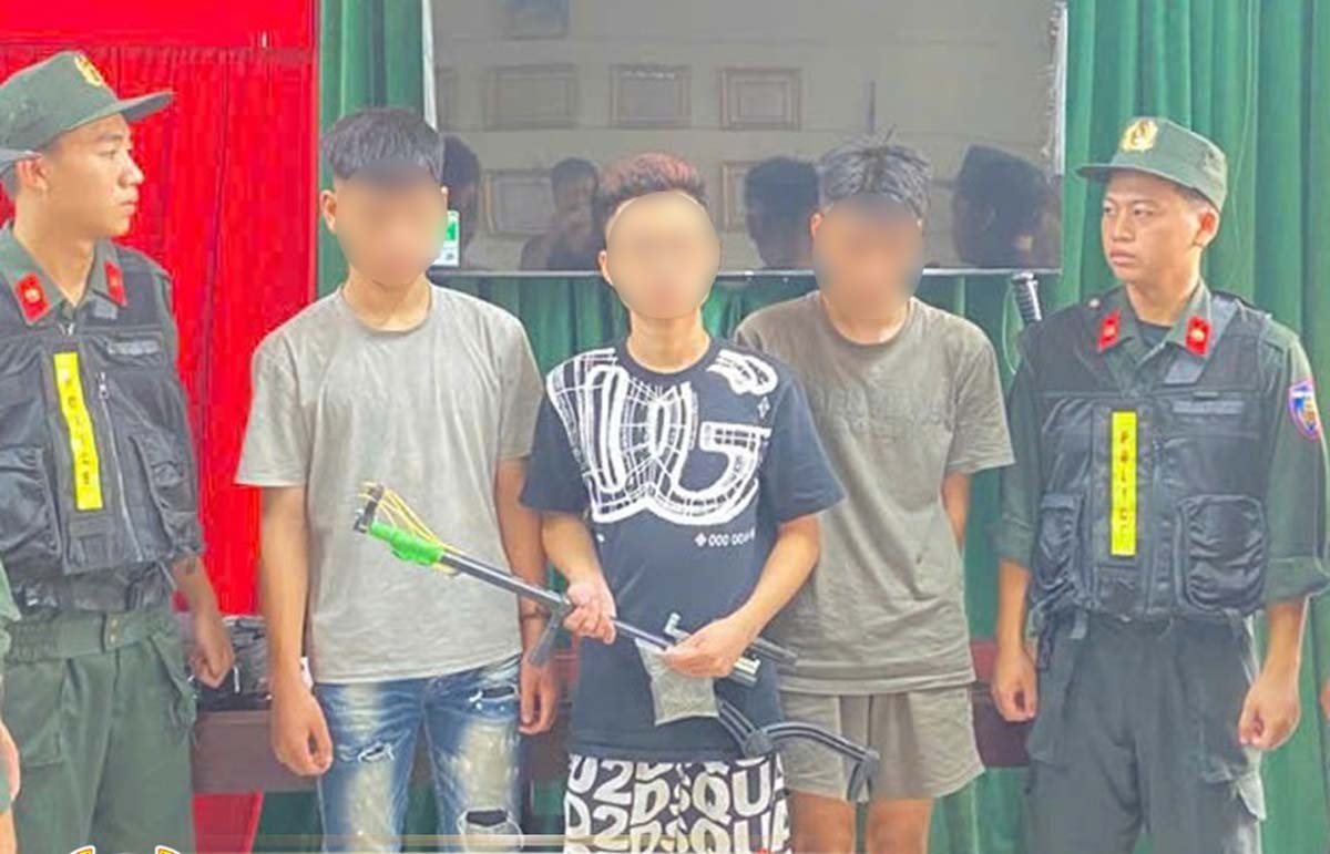 Các đối tượng và tang vật. Ảnh: Công an tỉnh Ninh Bình