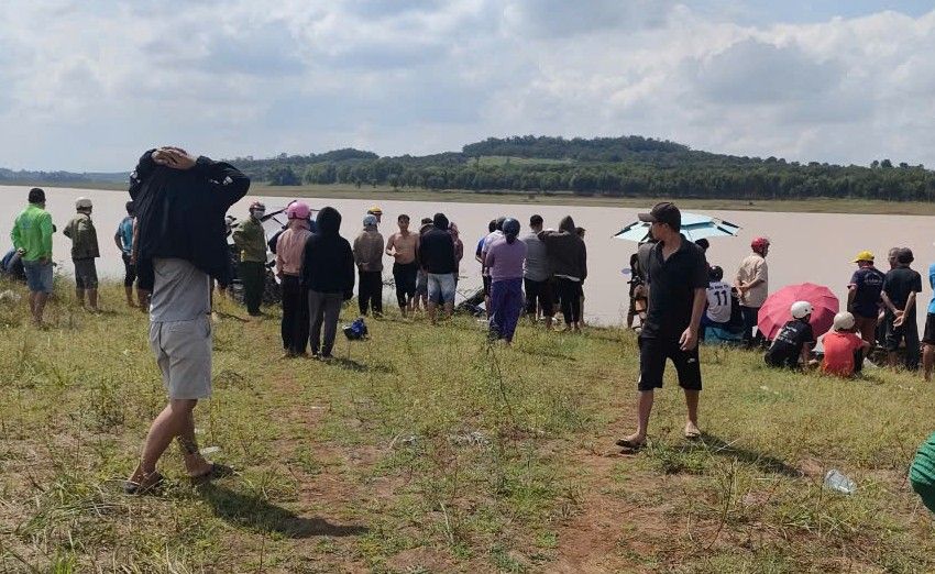 The area where the young man drowned died after swimming into the lake to pick up trees and clean up the fishing pond. Photo: Provided by readers
