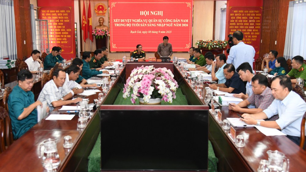 Rach Gia 구에서 입대 준비 연령대의 남성 시민의 병역 심사를 조직하는 회의. 사진: Phuong Vu