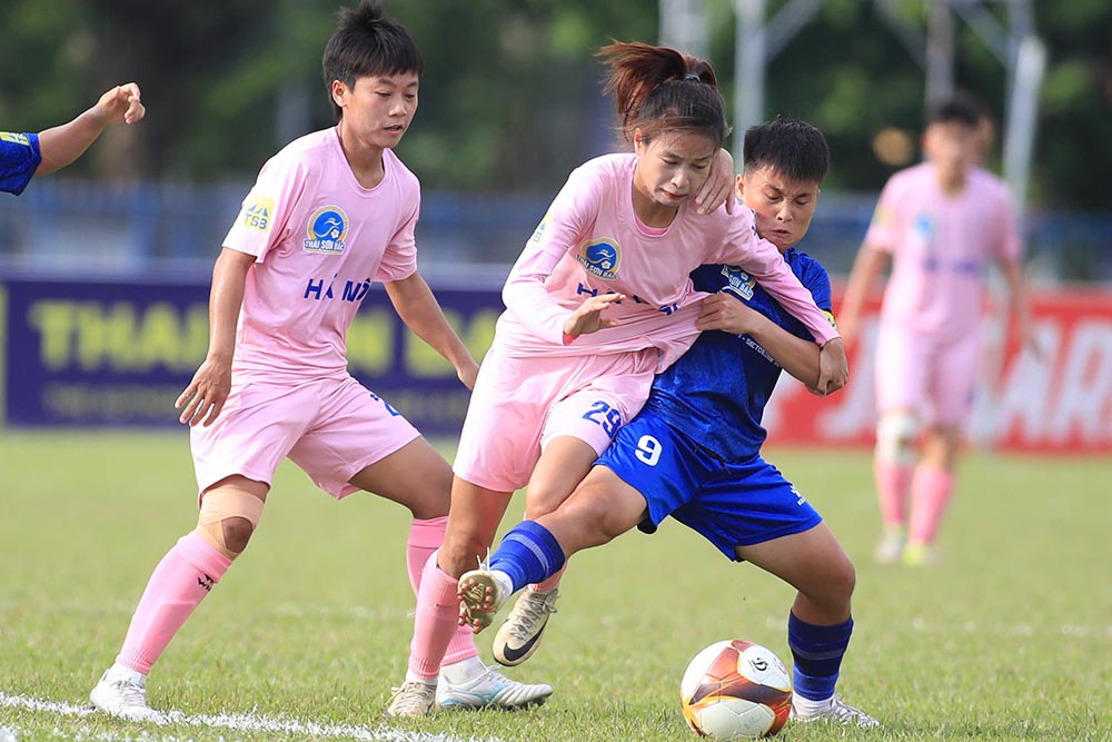 2025년 전국 여자 축구 선수권 대회 2라운드 하노이와 타이응우옌 T&T (파란색 유니폼) 경기. 사진: VFF