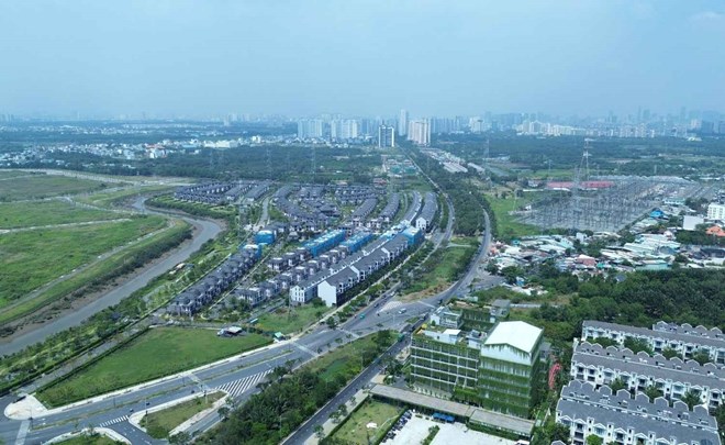 Duong Nguyen Huu Tho hien huu se duoc nang cap len 10 lan xe, trong do co 4 lan di tren cao. Anh: Anh Tu