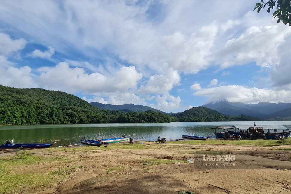 People have to cross Nui Mot Lake for more than 10km to get to Canh Tien village (Gia Lai). Photo: Hoai Phuong