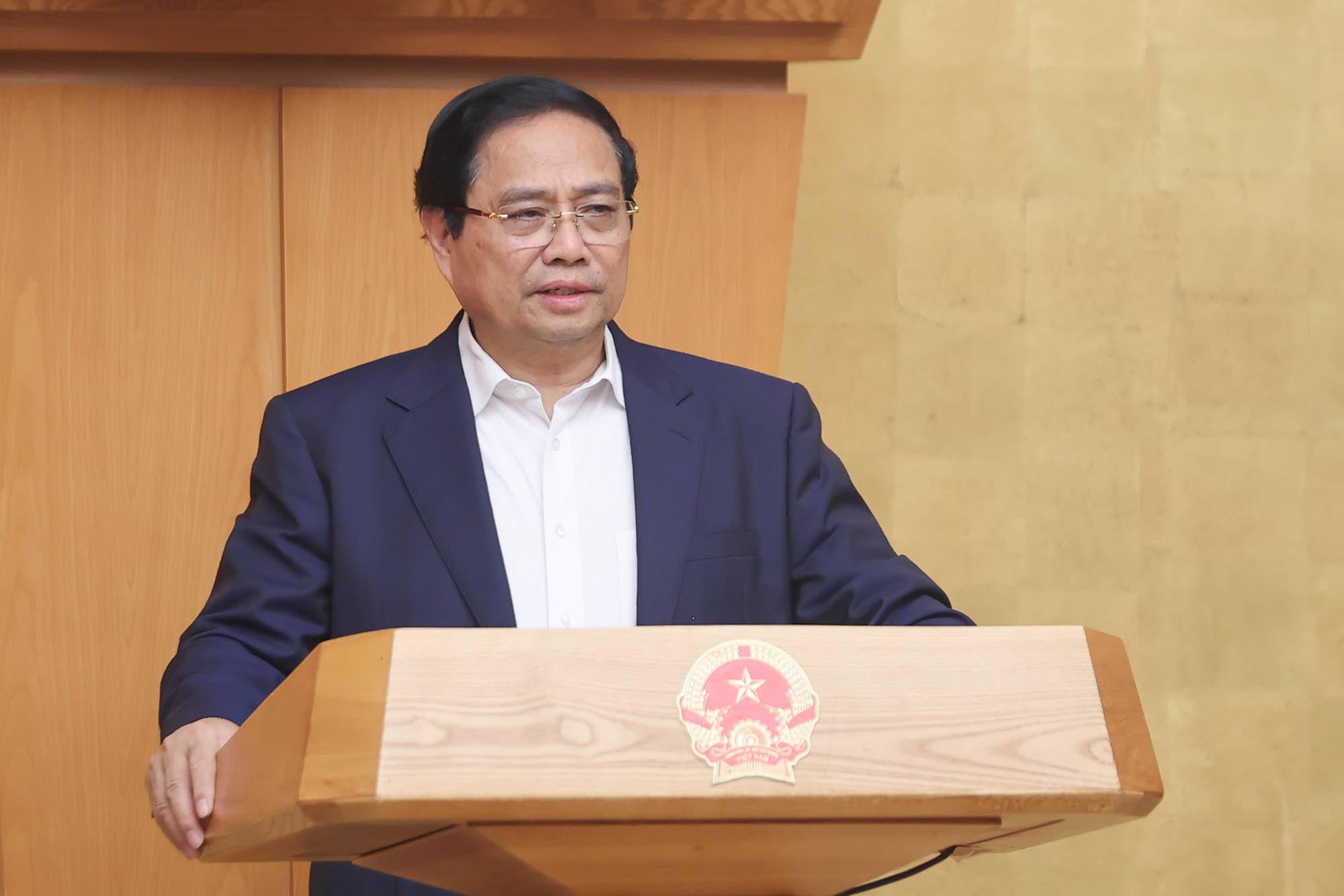 Le membre du Bureau politique et Premier ministre Pham Minh Chinh a mentionne la priorite accordee aux ressources pour developper l'IA l'assistant virtuel... dans l'application de la loi. Photo : VGP/Nhat Bac