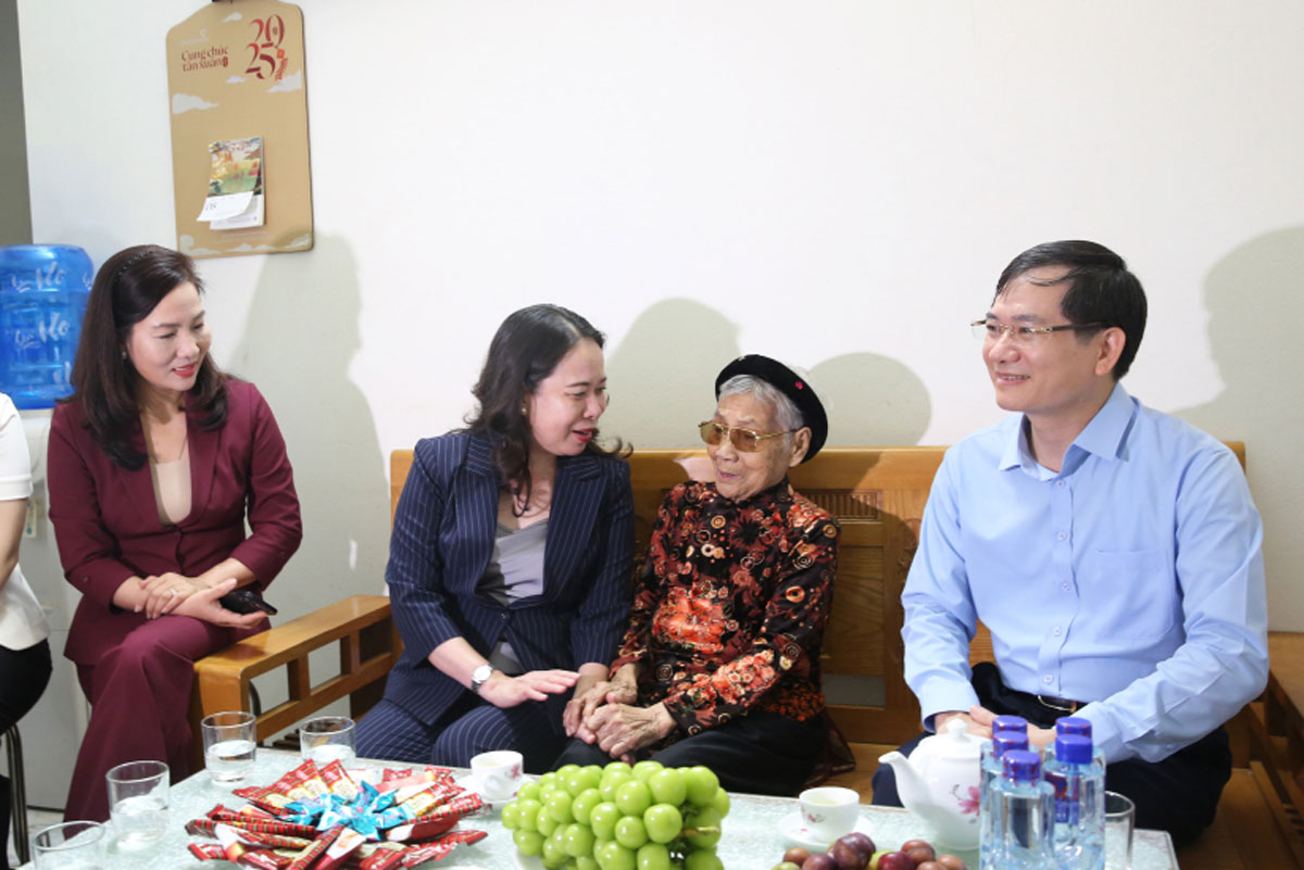 보 티 아잉 쑤언 여사(당 중앙위원회 위원) 부통령과 실무단이 응우옌 티 트uc 베트남 영웅 어머니(꽝닌성 까오산동 칸 7구역 칸 12조)를 방문하여 격려하고 있습니다. 사진: 꽝닌성 정보통신 포털